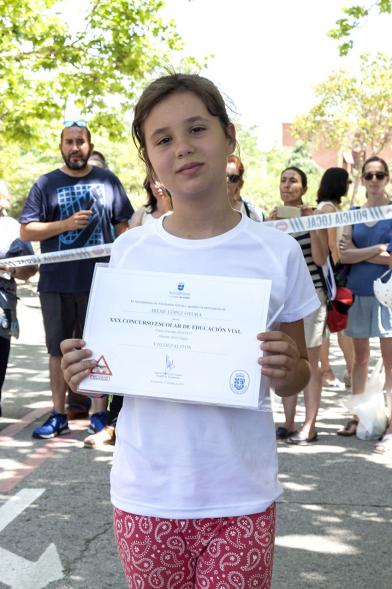 Entrega Premios XXIIº Concurso Escolar de Dibujo y Eslogan sobre Educaión y Seguridad Vial - Imagen de una niña posando con su diploma.
