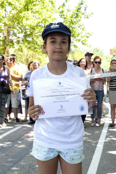Entrega Premios XXIIº Concurso Escolar de Dibujo y Eslogan sobre Educaión y Seguridad Vial - Imagen de una niña posando con su diploma.