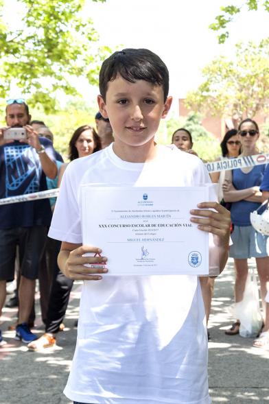 Entrega Premios XXIIº Concurso Escolar de Dibujo y Eslogan sobre Educaión y Seguridad Vial - Imagen de un niño posando con su diploma.