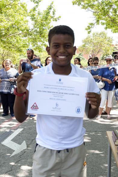 Entrega Premios XXIIº Concurso Escolar de Dibujo y Eslogan sobre Educaión y Seguridad Vial - Imagen de un niño posando con su diploma.