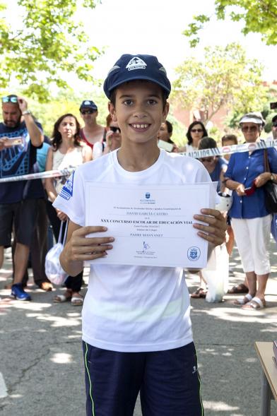 Entrega Premios XXIIº Concurso Escolar de Dibujo y Eslogan sobre Educaión y Seguridad Vial - Imagen de un niño posando con su diploma.