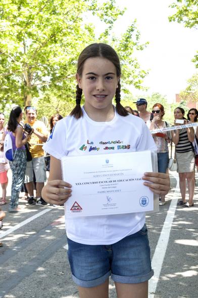 Entrega Premios XXIIº Concurso Escolar de Dibujo y Eslogan sobre Educaión y Seguridad Vial - Imagen de una niña posando con su diploma.