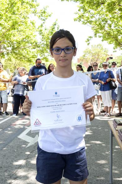 Entrega Premios XXIIº Concurso Escolar de Dibujo y Eslogan sobre Educaión y Seguridad Vial - Imagen de una niña posando con su diploma.