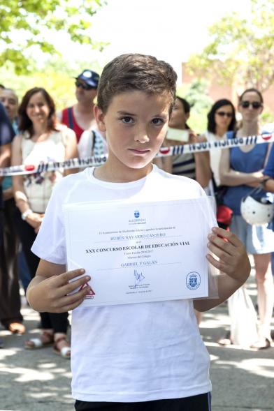 Entrega Premios XXIIº Concurso Escolar de Dibujo y Eslogan sobre Educaión y Seguridad Vial - Imagen de un niño posando con su diploma.