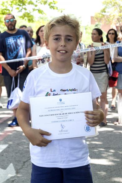 Entrega Premios XXIIº Concurso Escolar de Dibujo y Eslogan sobre Educaión y Seguridad Vial - Imagen de un niño posando con su diploma.