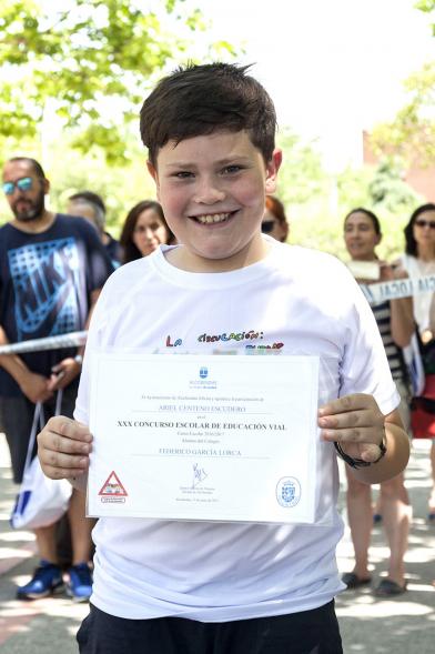 Entrega Premios XXIIº Concurso Escolar de Dibujo y Eslogan sobre Educaión y Seguridad Vial - Imagen de un niño posando con su diploma.
