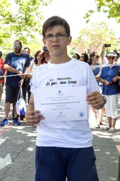 Entrega Premios XXIIº Concurso Escolar de Dibujo y Eslogan sobre Educaión y Seguridad Vial - Imagen de un niño posando con su diploma.