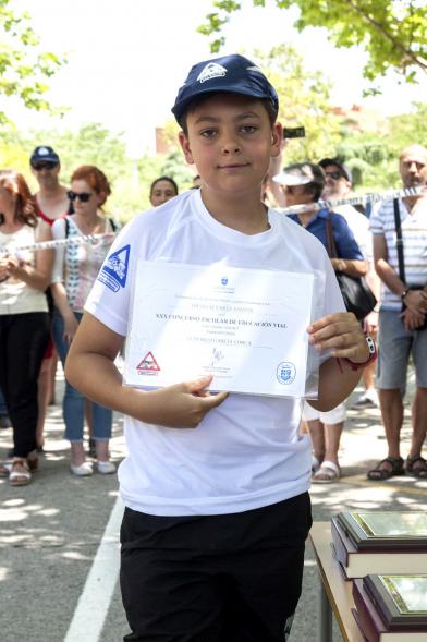 Entrega Premios XXIIº Concurso Escolar de Dibujo y Eslogan sobre Educaión y Seguridad Vial - Imagen de un niño posando con su diploma.