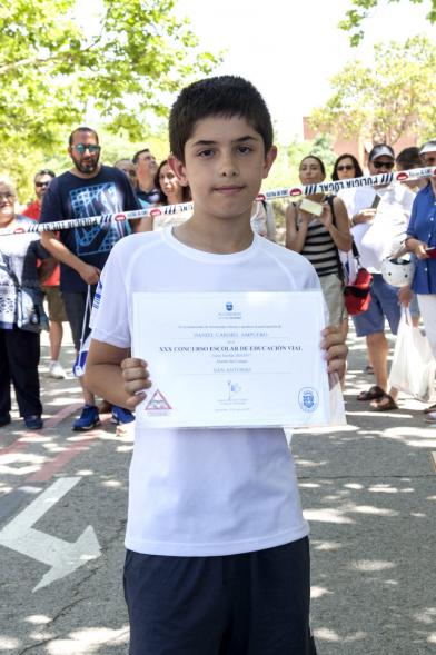Entrega Premios XXIIº Concurso Escolar de Dibujo y Eslogan sobre Educaión y Seguridad Vial - Imagen de un niño posando con su diploma.