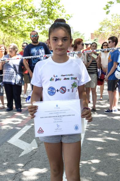 Entrega Premios XXIIº Concurso Escolar de Dibujo y Eslogan sobre Educaión y Seguridad Vial - Imagen de una niña posando con su diploma.
