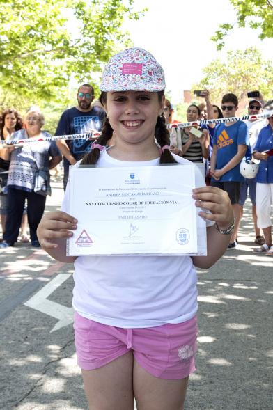 Entrega Premios XXIIº Concurso Escolar de Dibujo y Eslogan sobre Educaión y Seguridad Vial - Imagen de una niña posando con su diploma.