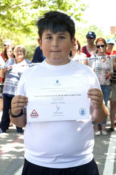 Entrega Premios XXIIº Concurso Escolar de Dibujo y Eslogan sobre Educaión y Seguridad Vial - Imagen de un niño posando con su diploma.