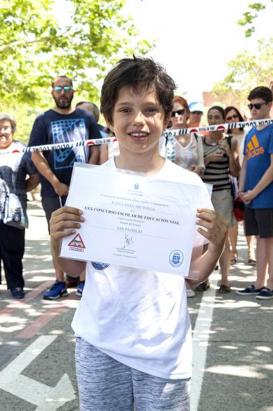 Entrega Premios XXIIº Concurso Escolar de Dibujo y Eslogan sobre Educaión y Seguridad Vial - Imagen de un niño posando con su diploma.