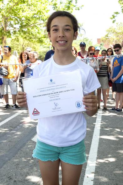 Entrega Premios XXIIº Concurso Escolar de Dibujo y Eslogan sobre Educaión y Seguridad Vial - Imagen de una niña posando con su diploma.