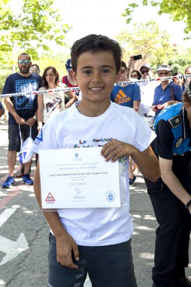 Entrega Premios XXIIº Concurso Escolar de Dibujo y Eslogan sobre Educaión y Seguridad Vial - Imagen de un niño posando con su diploma.