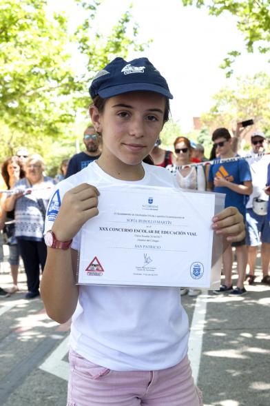 Entrega Premios XXIIº Concurso Escolar de Dibujo y Eslogan sobre Educaión y Seguridad Vial - Imagen de una niña posando con su diploma.