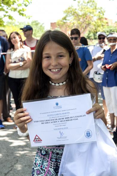 Entrega Premios XXIIº Concurso Escolar de Dibujo y Eslogan sobre Educaión y Seguridad Vial - Imagen de una niña posando con su diploma.