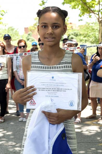 Entrega Premios XXIIº Concurso Escolar de Dibujo y Eslogan sobre Educaión y Seguridad Vial - Imagen de una niña posando con su diploma.