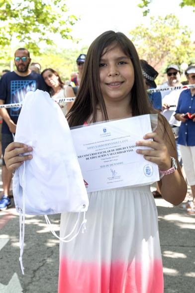 Entrega Premios XXIIº Concurso Escolar de Dibujo y Eslogan sobre Educaión y Seguridad Vial - Imagen de una niña posando con su diploma.