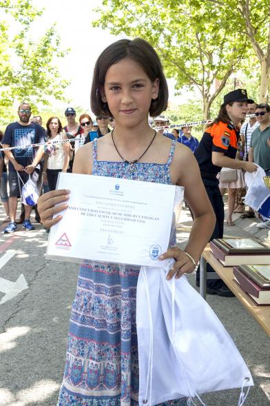 Entrega Premios XXIIº Concurso Escolar de Dibujo y Eslogan sobre Educaión y Seguridad Vial - Imagen de una niña posando con su diploma.