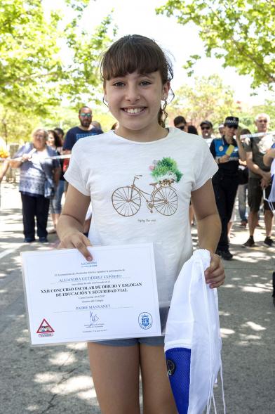 Entrega Premios XXIIº Concurso Escolar de Dibujo y Eslogan sobre Educaión y Seguridad Vial - Imagen de una niña posando con su diploma.