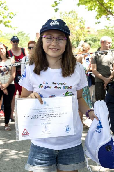Entrega Premios XXIIº Concurso Escolar de Dibujo y Eslogan sobre Educaión y Seguridad Vial - Imagen de una niña posando con su diploma.