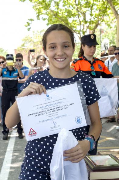Entrega Premios XXIIº Concurso Escolar de Dibujo y Eslogan sobre Educaión y Seguridad Vial - Imagen de una niña posando con su diploma.