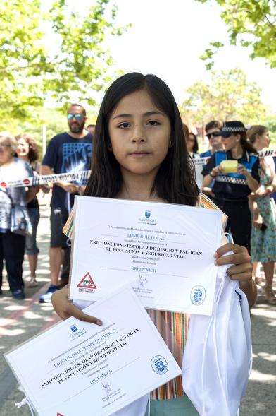 Entrega Premios XXIIº Concurso Escolar de Dibujo y Eslogan sobre Educaión y Seguridad Vial - Imagen de una niña posando con su diploma.