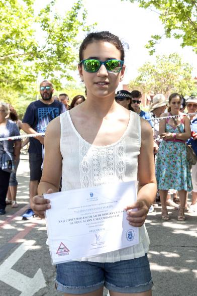 Entrega Premios XXIIº Concurso Escolar de Dibujo y Eslogan sobre Educaión y Seguridad Vial - Imagen de una niña posando con su diploma.