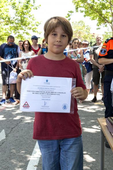 Entrega Premios XXIIº Concurso Escolar de Dibujo y Eslogan sobre Educaión y Seguridad Vial - Imagen de un niño posando con su diploma.