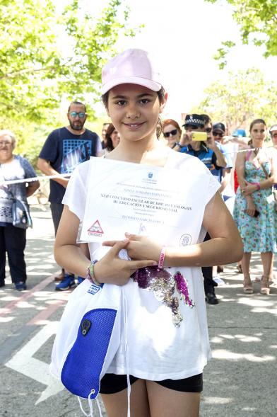 Entrega Premios XXIIº Concurso Escolar de Dibujo y Eslogan sobre Educaión y Seguridad Vial - Imagen de una niña posando con su diploma.