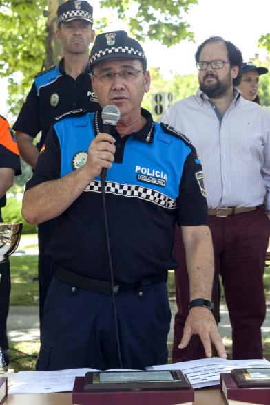 Entrega Premios XXIIº Concurso Escolar de Dibujo y Eslogan sobre Educaión y Seguridad Vial - Imagen de un miembro de las fuerzas públicas dirigiéndose a los asistentes.
