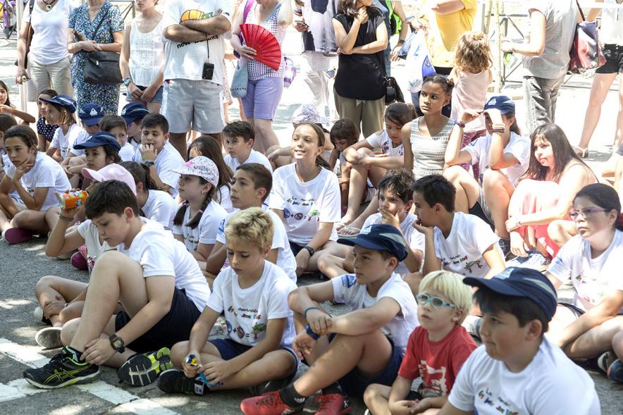 Entrega Premios XXIIº Concurso Escolar de Dibujo y Eslogan sobre Educaión y Seguridad Vial - Imagen de los niños asistentes al acto.
