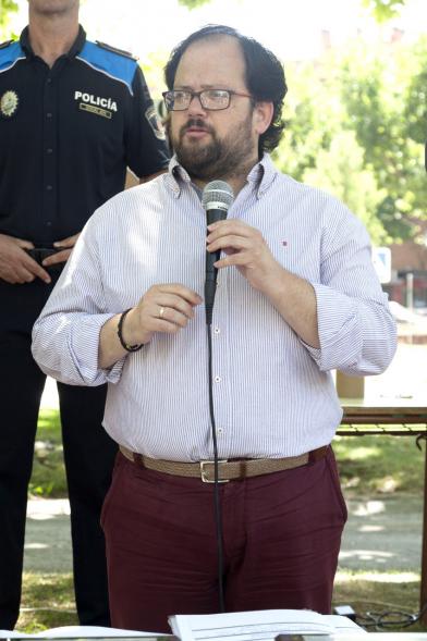 Entrega Premios XXIIº Concurso Escolar de Dibujo y Eslogan sobre Educaión y Seguridad Vial - Imagen de un miembro de las autoridades dirigiéndose a los asistentes.