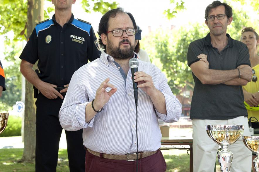 Entrega Premios XXIIº Concurso Escolar de Dibujo y Eslogan sobre Educaión y Seguridad Vial - Imagen de un miembro de las autoridades dirigiéndose a los asistentes.