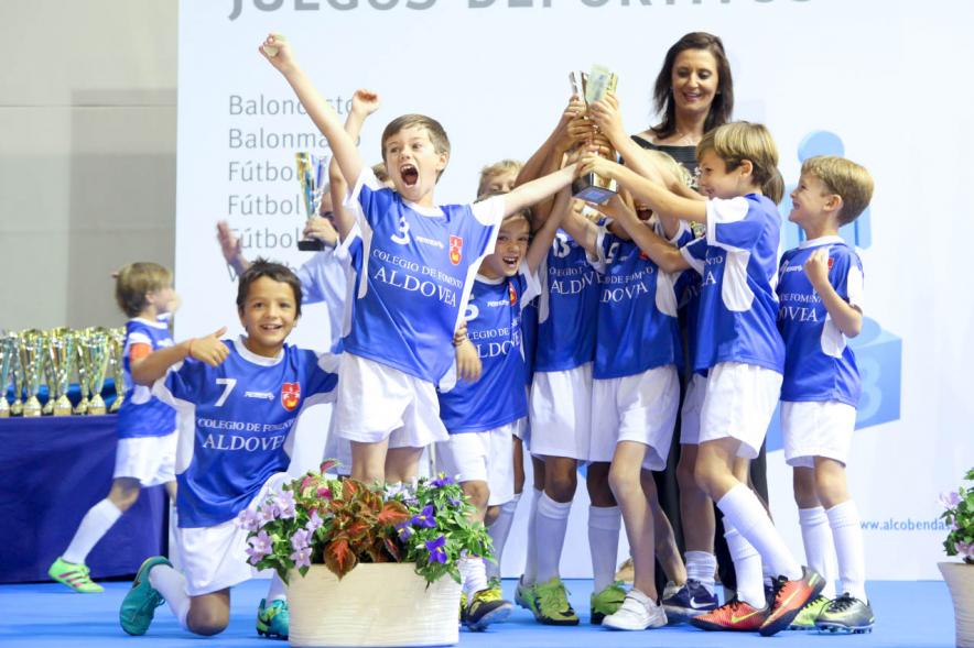 Entrega de Trofeos de Competiciones Locales 2016-17 - Imagen de un equipo recibiendo un trofeo como premio.
