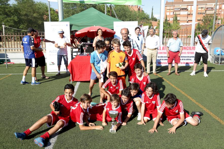 Entrega de Premios Memorial Oscar Molina -  Posado de un equipo participante.