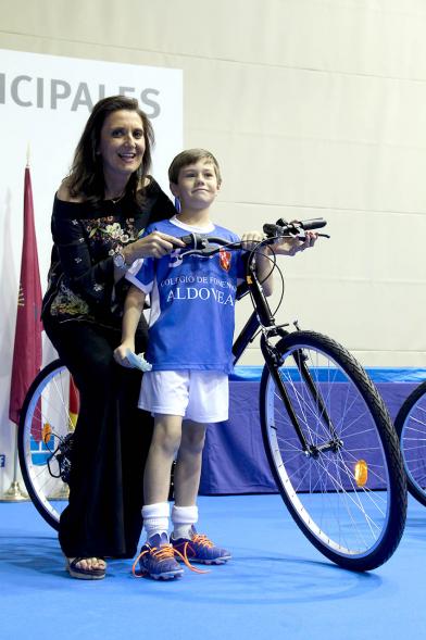 Entrega de Trofeos de Competiciones Locales 2016-17 - Imagen de un niño recibiendo su premio que es una bicicleta de montaña.