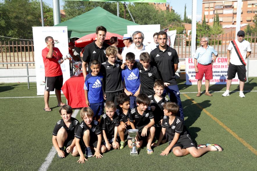 Entrega de Premios Memorial Oscar Molina -   Posado de un equipo participante.