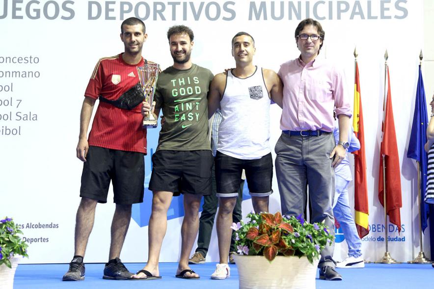 Entrega de Trofeos de Competiciones Locales 2016-17 - Imagen de adultos recibiendo un trofeo como premio..