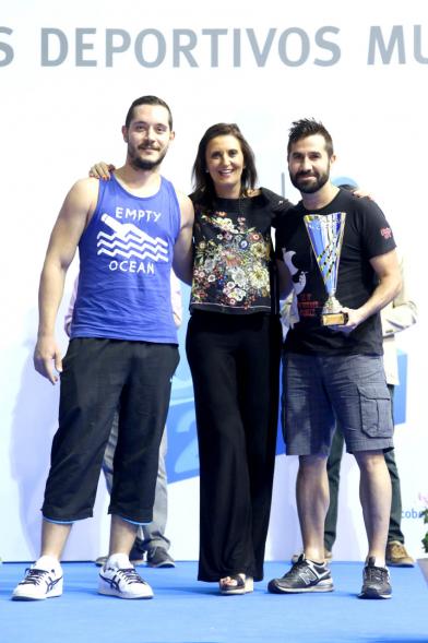 Entrega de Trofeos de Competiciones Locales 2016-17 - Imagen de adultos recibiendo un trofeo como premio.