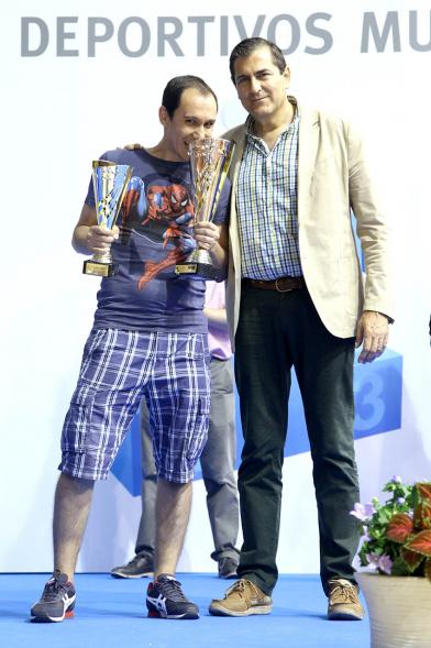 Entrega de Trofeos de Competiciones Locales 2016-17 - Imagen de un adulto recibiendo su trofeo como premio.