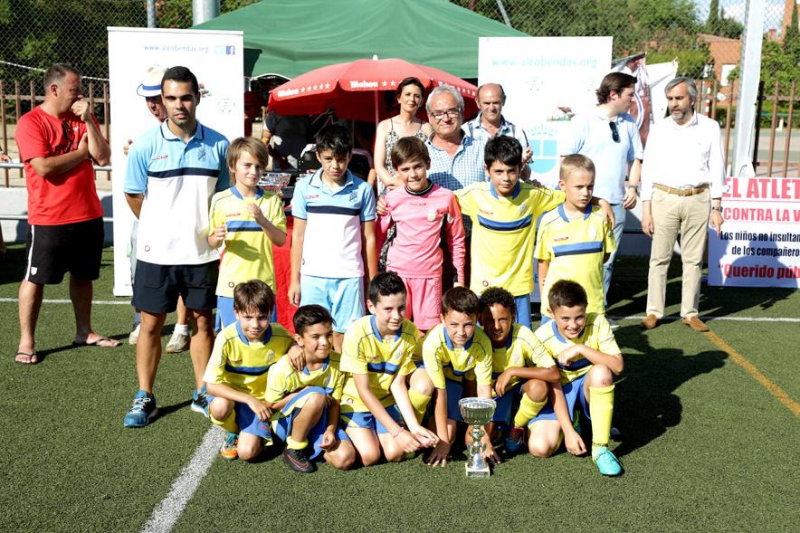 Entrega de Premios Memorial Oscar Molina -   Posado de un equipo participante.