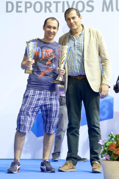 Entrega de Trofeos de Competiciones Locales 2016-17 - Imagen de un adulto recibiendo su trofeo como premio.