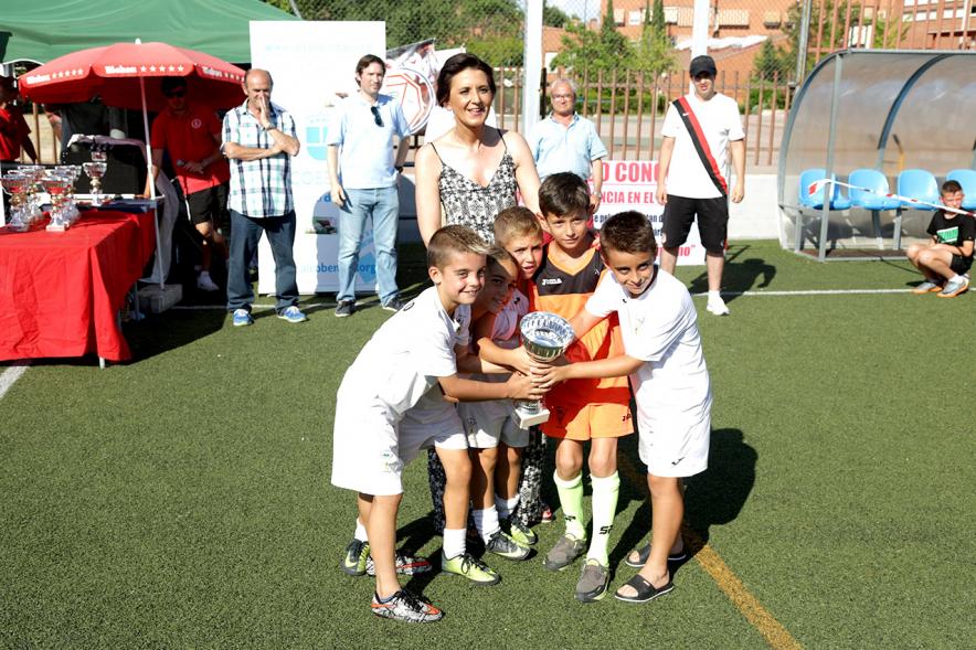 Entrega de Premios Memorial Oscar Molina -  Jugadores infantiles  con el trofeo.