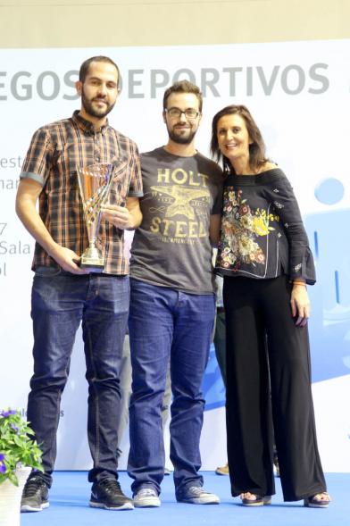 Entrega de Trofeos de Competiciones Locales 2016-17 - Imagen de un adulto recibiendo su trofeo como premio.