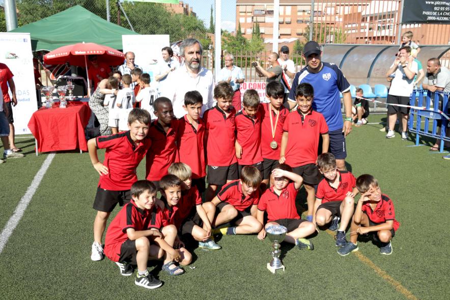 Entrega de Premios Memorial Oscar Molina -  Posado de un equipo con el trofeo.