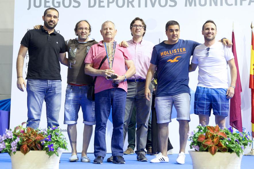 Entrega de Trofeos de Competiciones Locales 2016-17 - Imagen de adultos recibiendo un trofeo como premio.