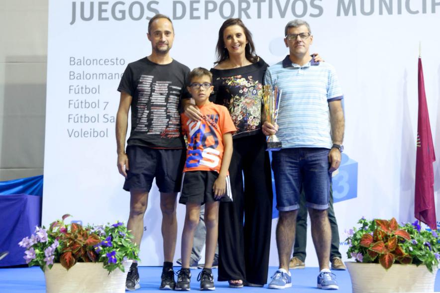 Entrega de Trofeos de Competiciones Locales 2016-17 - Imagen de unos premiados.