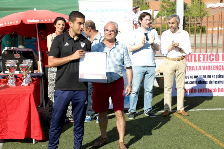 Entrega de Premios Memorial Oscar Molina -Un entrenador enseña su diploma.